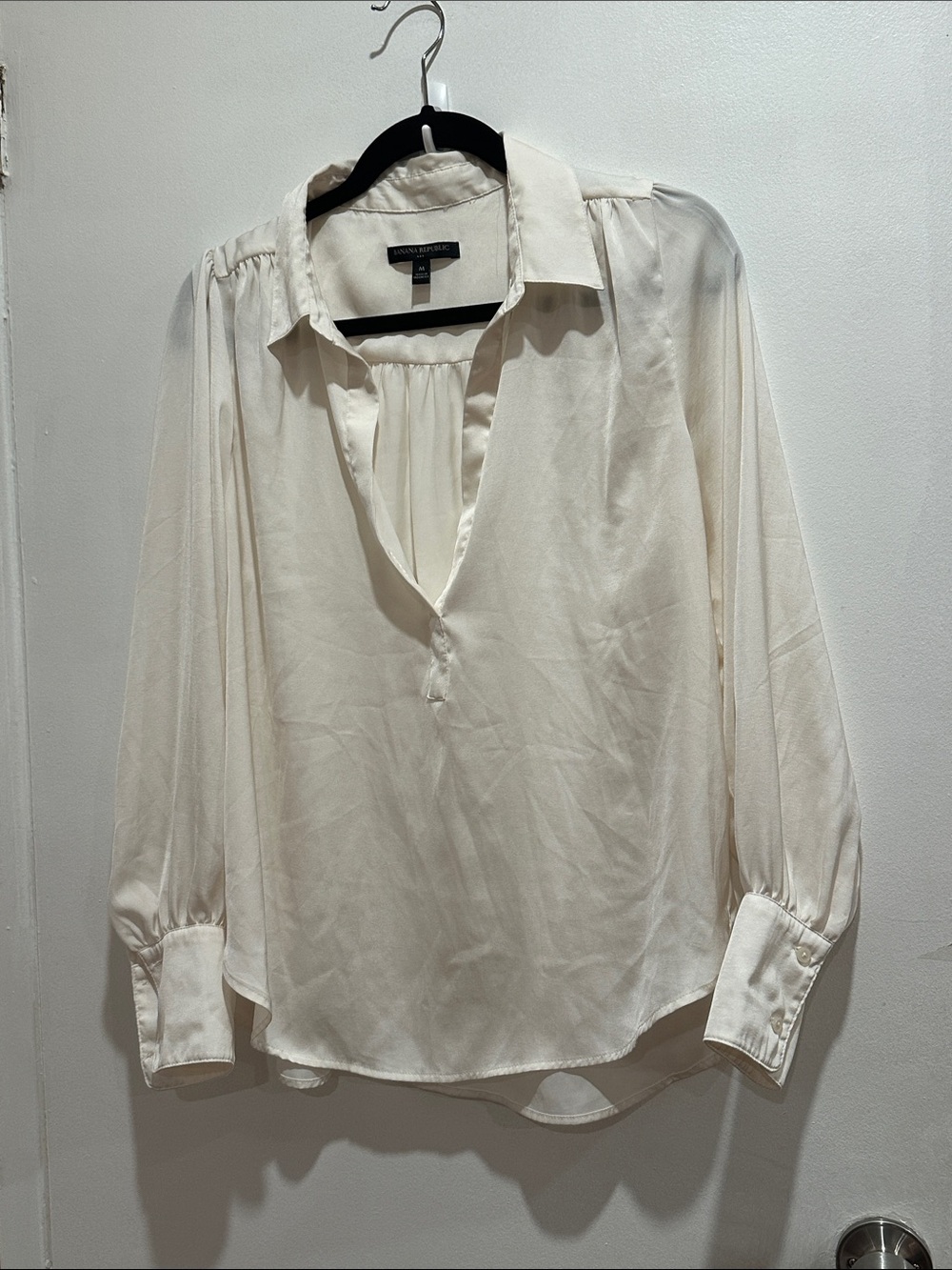 Banana Republic Ivory satin V-Neck Collared Blouse - Picture 2 of 6